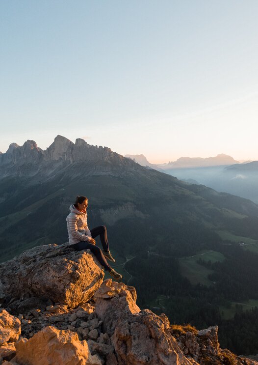 Girl sitting on a rock and Rosengarten view | © Thomas Monsorno