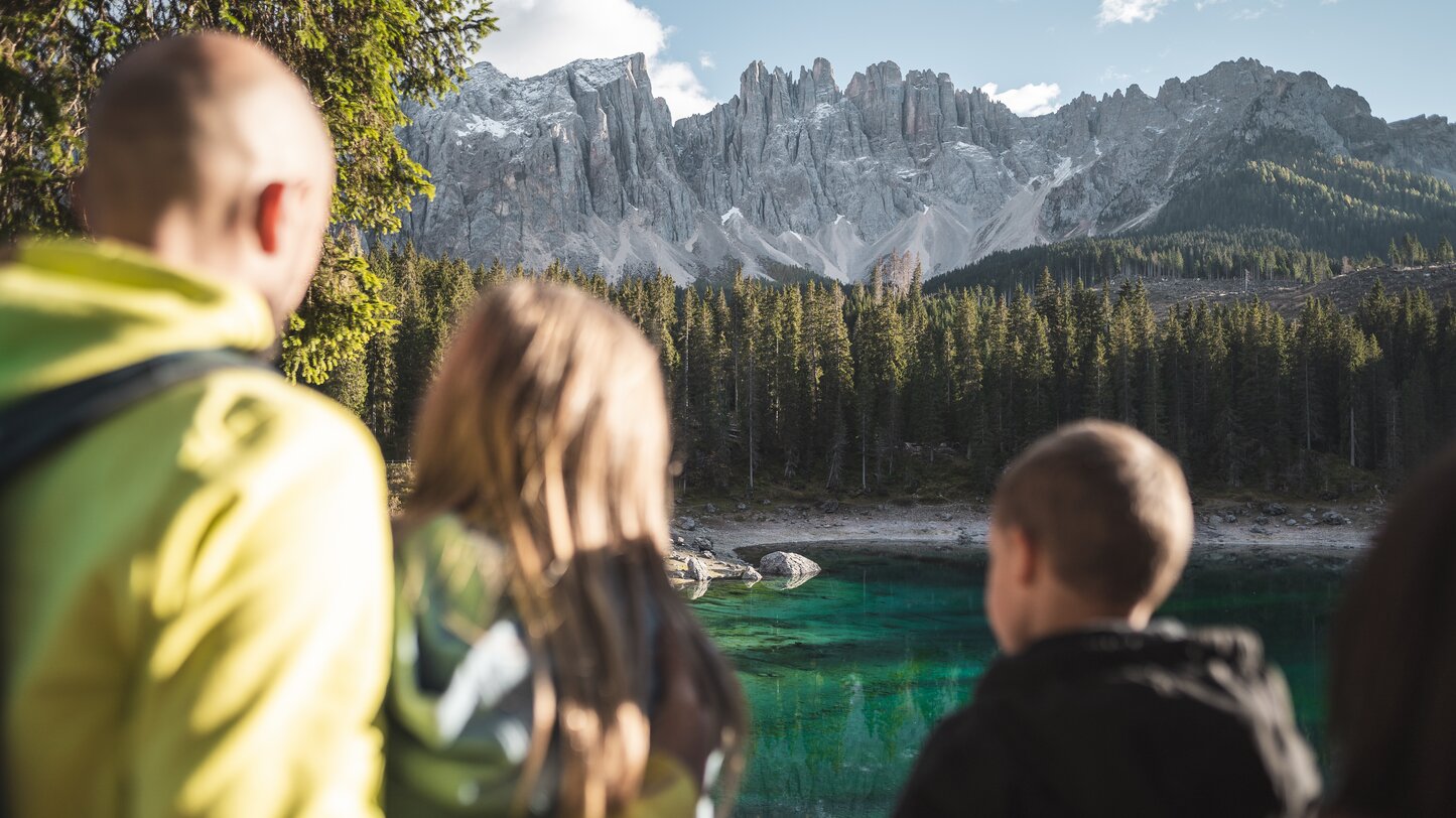 Family hike with view to Lake Carezza in autumn | © Thomas Monsorno