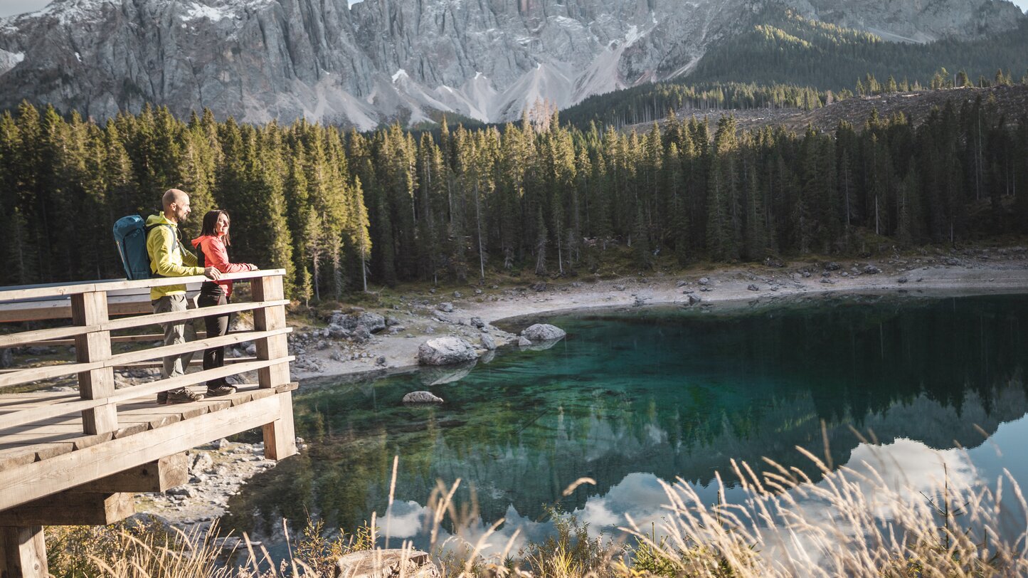 Lake Carezza platform with view to the Latemar | © Thomas Monsorno