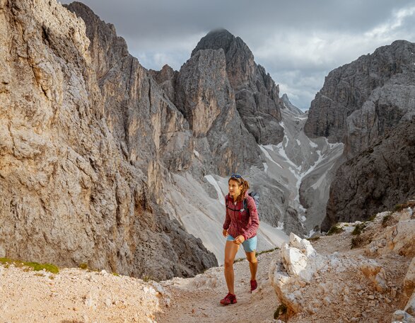 Hike Grasleitenpass - Dolomites UNESCO Geotrail | © StorytellerLabs
