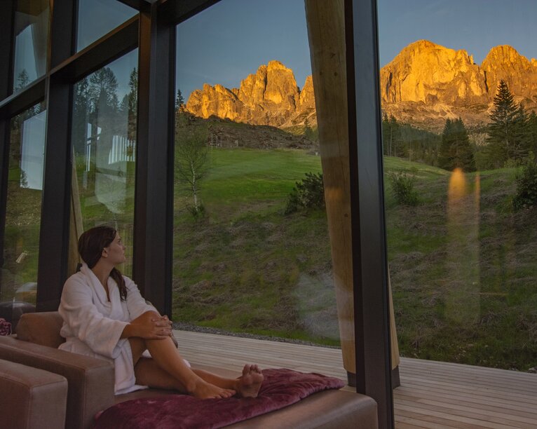 Relaxation room Hotel Moseralm - View of the Rosengarten in the evening glow | © Hotel Moseralm/Ivan Goller