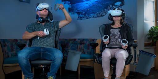Besucher Virtual Reality Ecke Tourismusbüro Steinegg | © Armin Mair (Indio)