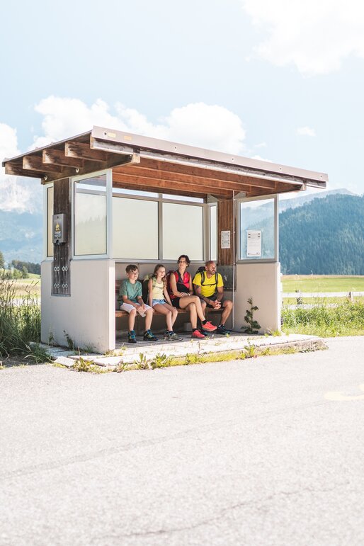 Family waiting for the bus at the busstop | © Thomas Monsorno