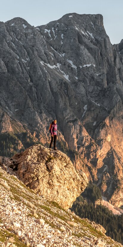 Girl hiking in front of the Latemar massif | © Thomas Monsorno