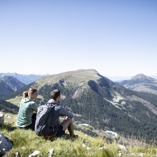 Break during a hike with view on the Zangen | © Alex Filz