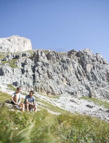 Escursionisti in pausa sul sentiero Masaré | © Alex Filz