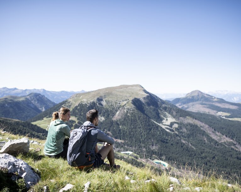 Break during a hike with view on the Zangen | © Alex Filz