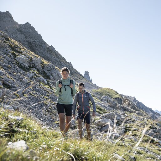 Due escursionisit Torri del Latemar estate | © Alex Filz