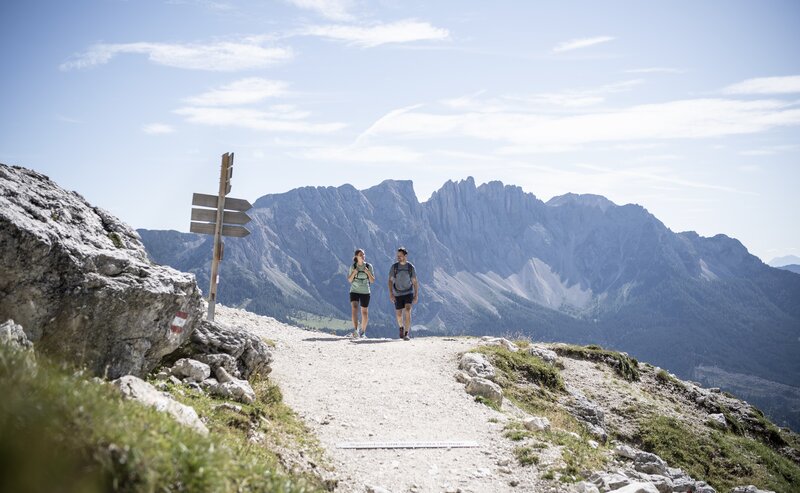 Hiking on the Hirzelsteig path with view on the Latemar mountain | © Alex Filz