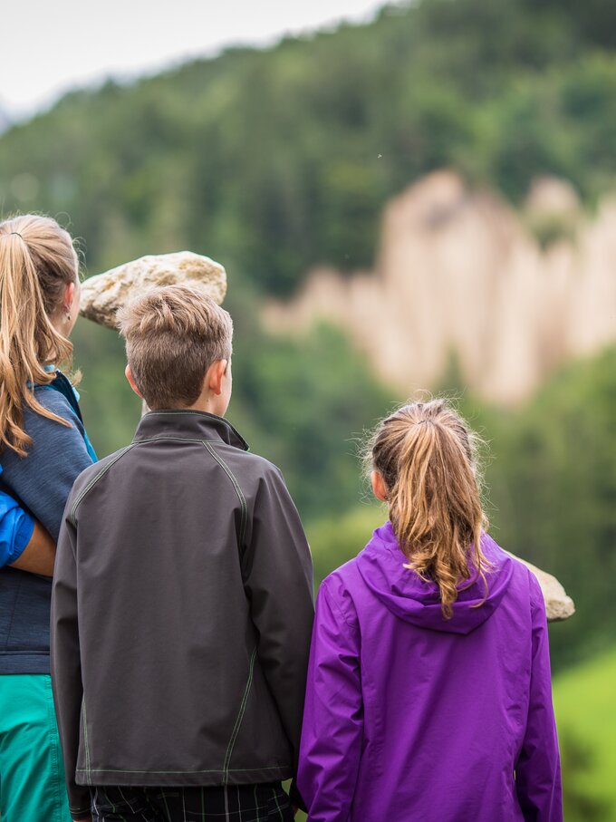 Family hike to the earth pyramids of Steinegg | © Alfred Tschager