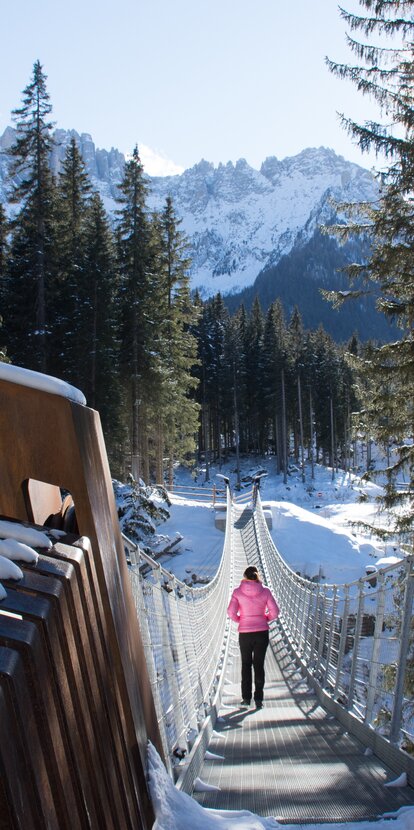 Winter hike at the suspension bridge Lake Carezza | © Alexandra Näckler