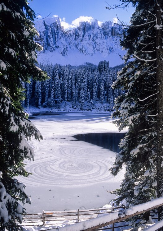 Tracks on Ice Lake Carezza Winter Latemar | © Valentin Pardeller