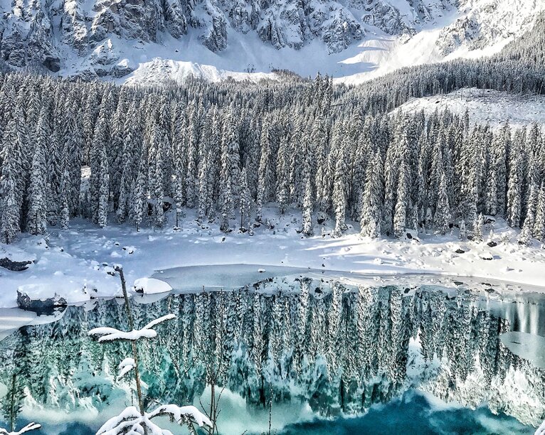 Lago di Carezza - Lago Arcobaleno neve fresca | © Alexandra Näckler