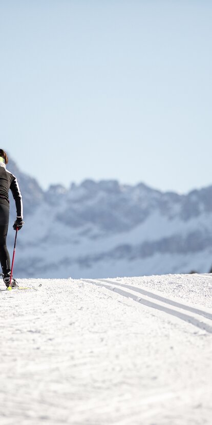 Two cross-country skiers perfectly groomed piste Deutschnofen with view of Rosengarten | © Eggental Tourismus/Günther Pichler