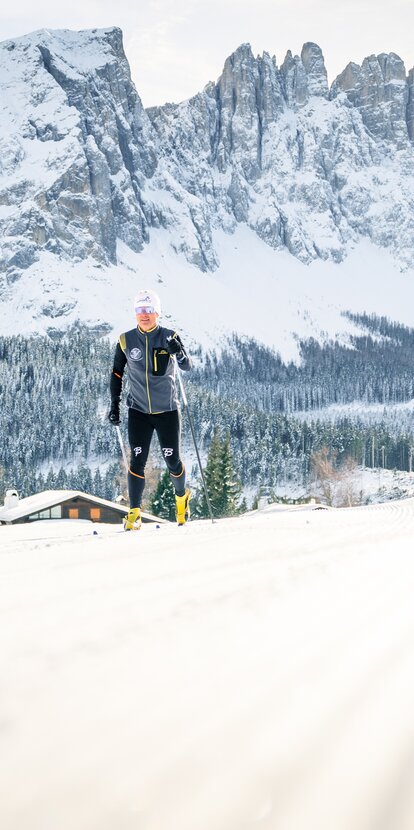 Sciatore di fondo ai piedi del Latemar | © Carezza Dolomites/StorytellerLabs