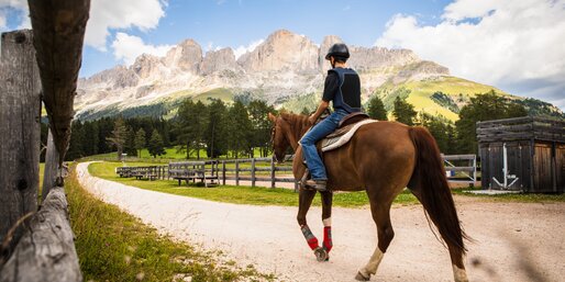 Kind Pferd Reiten Aussicht auf Rosengarten | © Eggental Tourismus/StorytellerLabs