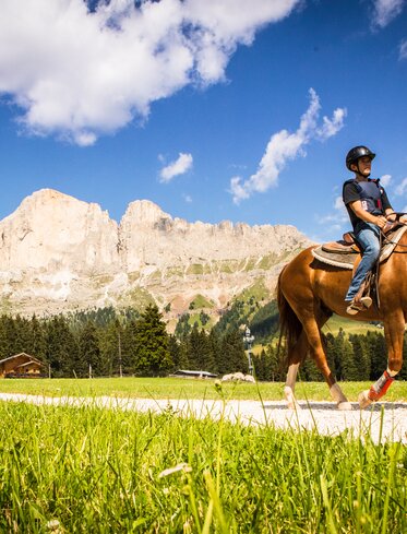 Kinder reiten Blick Rosengarten | © Eggental Tourismus/StorytellerLabs