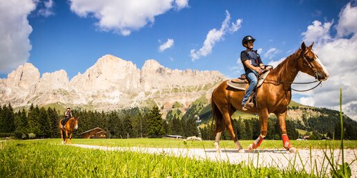 Kinder reiten Blick Rosengarten | © Eggental Tourismus/StorytellerLabs