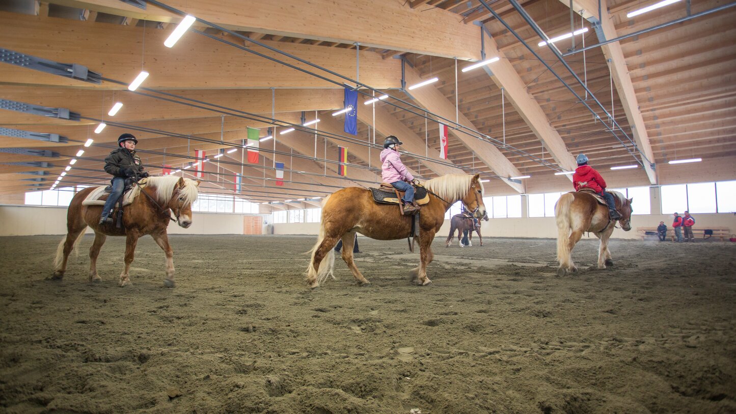 Corso di equitazione per bambini nel maneggio chiuso | © Angerle Alm