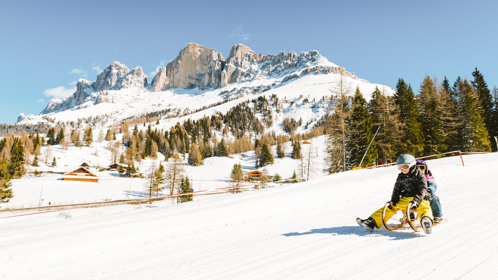 Zwei Kinder rodeln Rosengarten | © StorytellerLabs