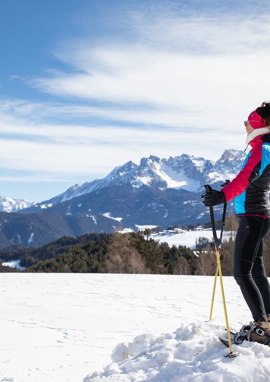 Donna con le racchette da neve Vista su Catinaccio e Latemar | © Eggental Tourismus/Günther Pichler