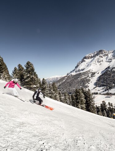 Skifahrer auf Zangen Piste mit Blick auf Latemar | © Paolo Codeluppi