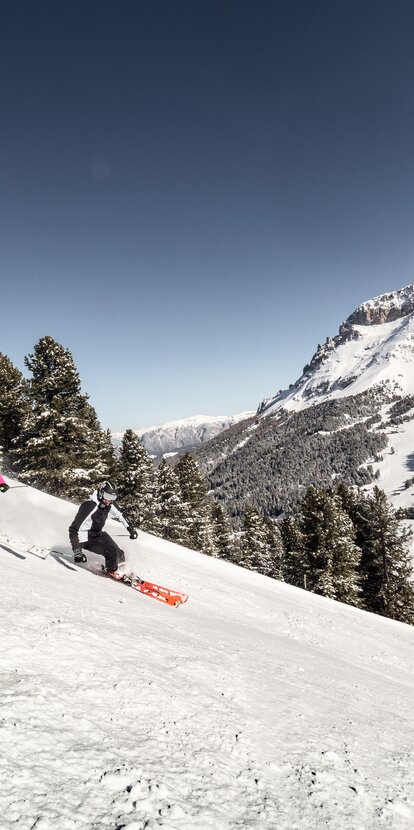 Skiers on Zangen piste with view of Latemar | © Paolo Codeluppi