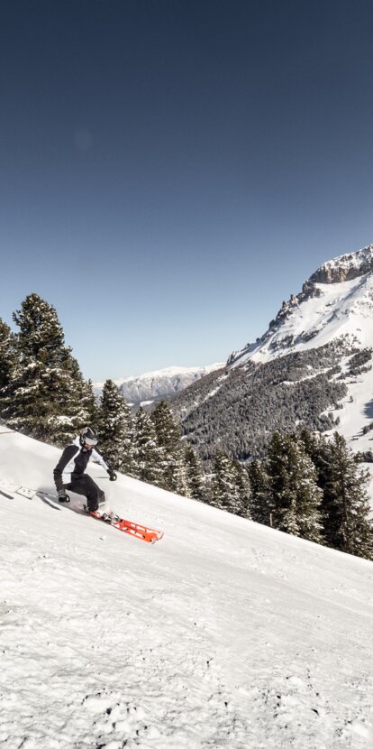 Skiers on Zangen piste with view of Latemar | © Paolo Codeluppi