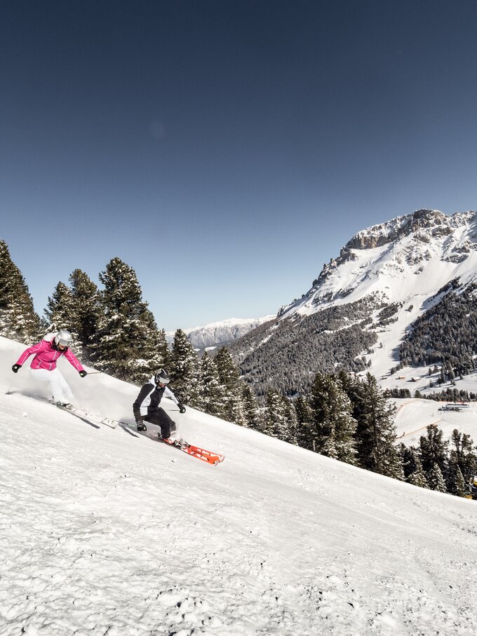 Skiers on Zangen piste with view of Latemar | © Paolo Codeluppi