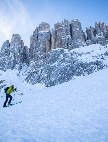 Skitourengeher Neuschnee Latemartürme | © Alexandra Näckler