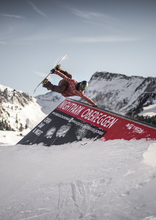 Snowboarder Rail Snowpark Berge Winter | © Obereggen Latemar AG/F.Tech