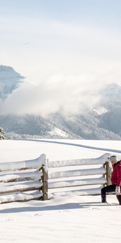 Winter hiking with view to the Rosengarten | © Alexandra Näckler