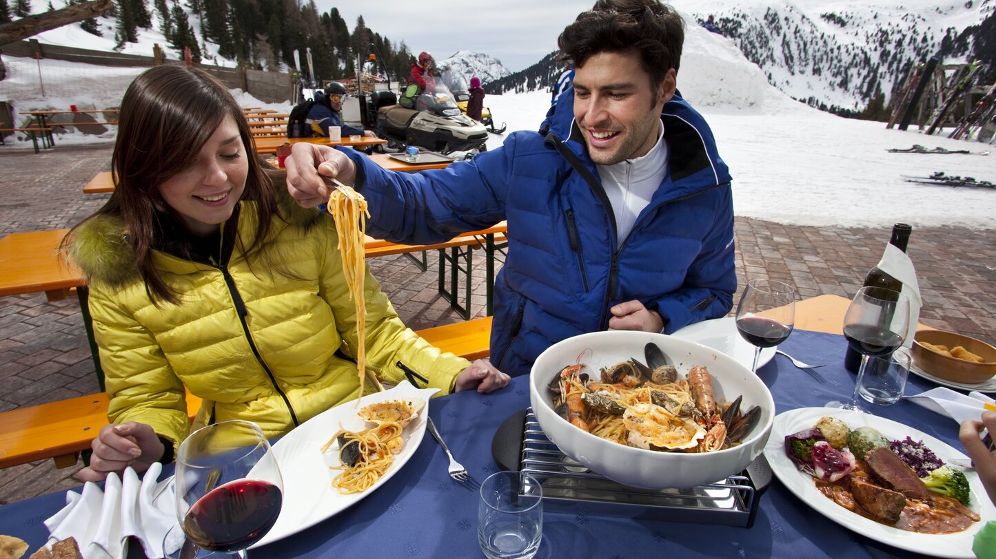Winter Mann Frau essen trinken  | © Ph. Paolo Codeluppi