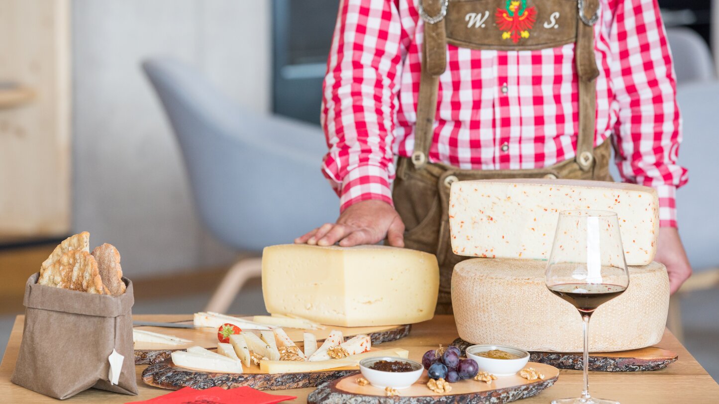 plate with mixed cheese wine | © Ph. Günther Pichler