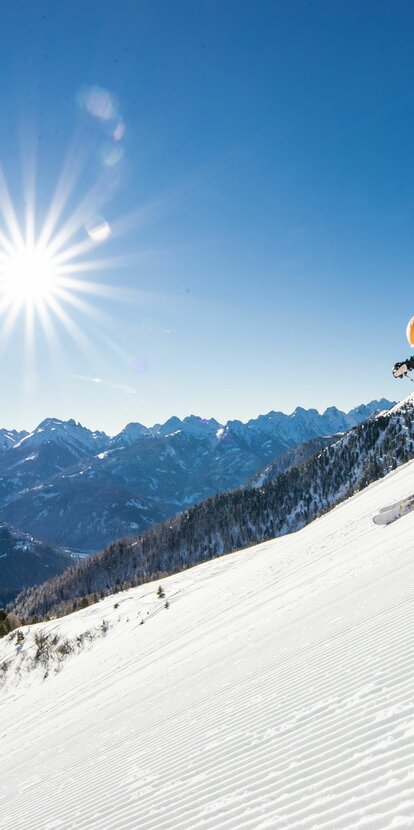 sciatore panorama sole montagne inverno | © Ph. Federico Modica