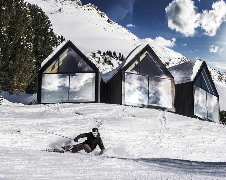 alpine hut skier winter mountains | © Ph. Paolo Codeluppi